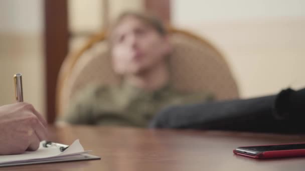 Psicóloga Reconocida Teniendo Una Sesión Con Paciente Salud Mental — Vídeo de stock