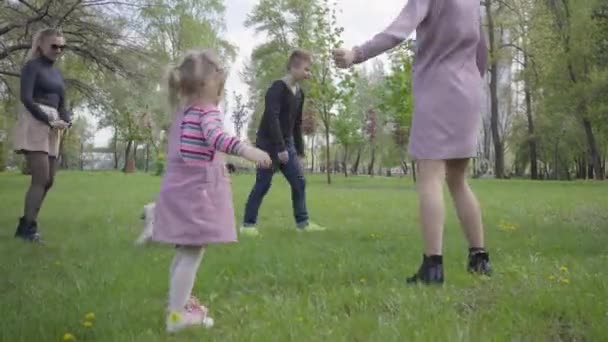 Genç Anne Ilkbahar Günü Yeşil Muhteşem Parkta Çocuklarla Oynuyorlar Anne — Stok video