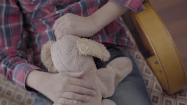 Невизнаний Хлопчик Ширяє Кріслі Тримає Яку Іграшку Стіл Таблетками Відео — стокове відео