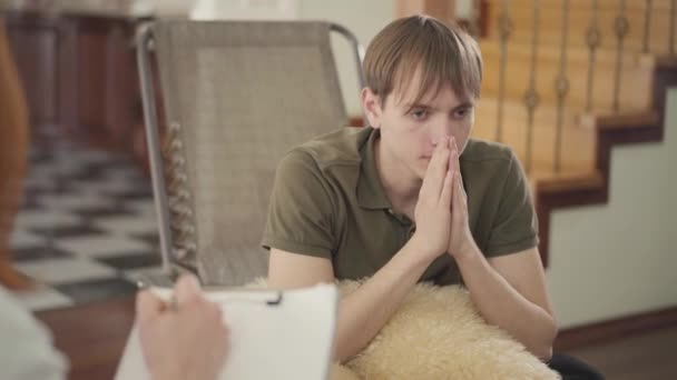 Porträtt Ung Man Sitter Kontoret För Psykolog Berätta Sina Problem — Stockvideo