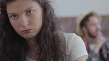 Arka planda üzgün kızgın kadın ve mutlu adam portresi, video.