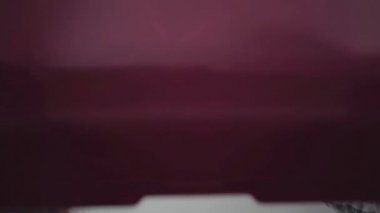 Erkek ve kadın valizleri hazırlamak için bavulu açıyor, bavul hazırlayan kadın ve erkeğin videosu.