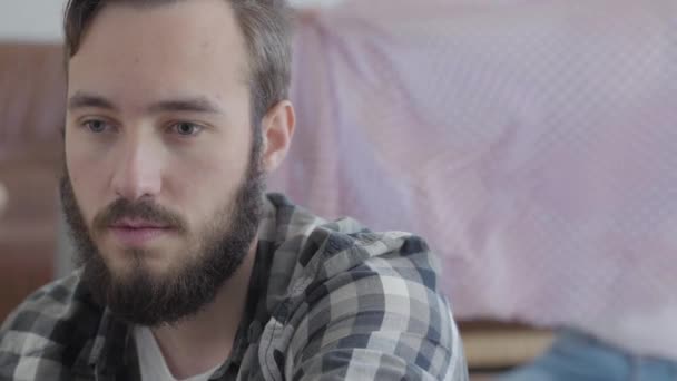Mutlu Eşarp Video Eşliğinde Planda Oturan Sakallı Bir Adamın Portresi — Stok video