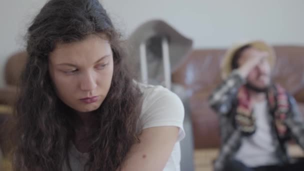 Retrato Mujer Enojada Triste Hombre Muy Feliz Sombrero Fondo Video — Vídeos de Stock