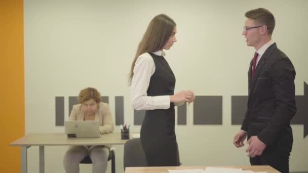 Naštvaný Mladý Šéf Křičí Sekretářku Popředí Kolega Sedí Pozadí Konfliktní — Stock video