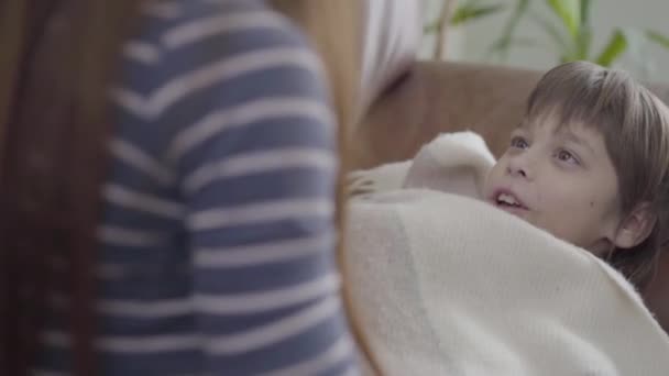 Menino Pequeno Deite Sofá Sob Cobertor Menina Tocando Sua Testa — Vídeo de Stock