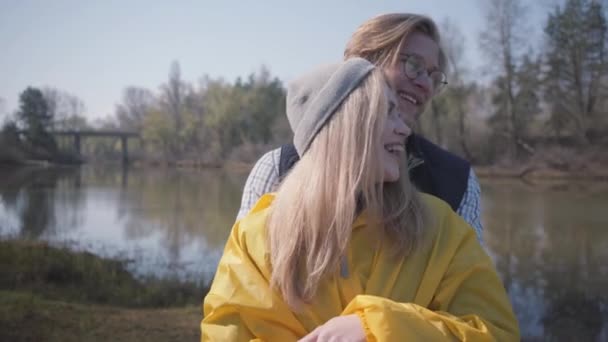 Joven Feliz Hermosa Pareja Riendo Abrazos Cerca Del Río Bosque — Vídeos de Stock