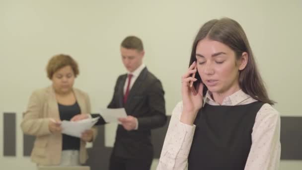 在办公室工作的商界人士的视频 穿着正装的漂亮年轻女性的画像 用手机交谈 — 图库视频影像
