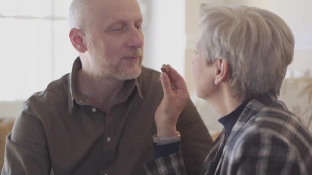 Viejo Sonriente Pareja Mayor Sentarse Juntos Sofá Mujer Con Pelo — Vídeo de stock