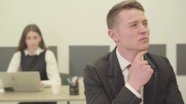 Ofiste bilgisayarını kullanan düşünceli bir iş adamının videosu. 