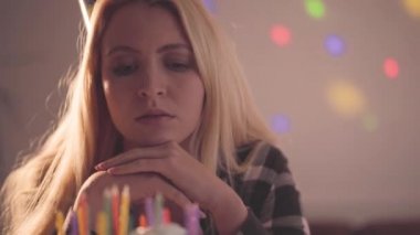 Küçük pastanın önünde mumları yakmayan yalnız üzgün kız. Mutsuz kadının doğum günü partisi var. Depresyon kavramı, kötü ruh hali, yalnızlık..