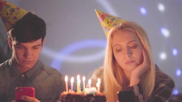 Triste Chica Hombre Con Sombreros Cumpleaños Sentados Frente Torta Con — Vídeos de Stock