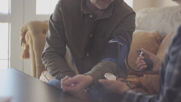 Een Oude Vrouw Meet Druk Haar Volwassen Man — Stockvideo