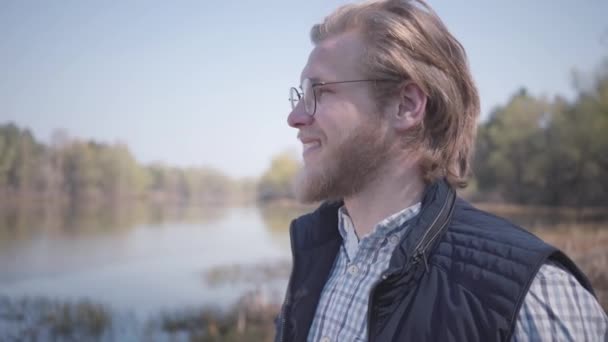 Bearded Blond Man Tittar Fantastisk Utsikt Över Floden Och Skogen — Stockvideo
