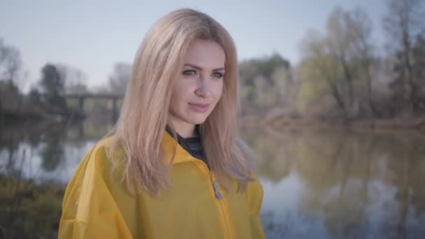 Jeune Belle Femme Blonde Posant Près Forêt Avec Lac Vue — Video