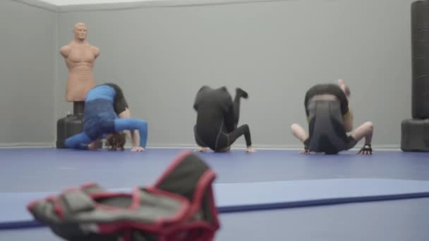 Equipo Tres Personas Hombres Mujeres Haciendo Rodar Sobre Cabeza Suelo — Vídeo de stock