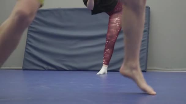 Primer Plano Del Hombre Mujer Golpeando Pateando Aire Gimnasio Calentarse — Vídeos de Stock