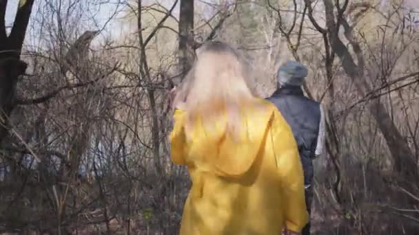 Pareja Caminando Bosque Gris Vídeo — Vídeos de Stock