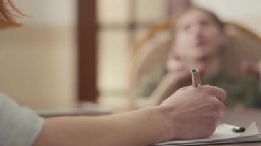 Tanımlanamayan psikolog hastasıyla seans yapıyor. Ruh Sağlığı