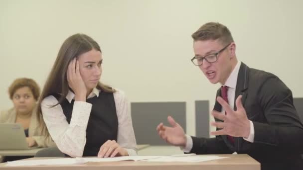 Video Mladé Sekretářky Jak Sedí Šéfem Kanceláři Muž Opravuje Kvalitu — Stock video