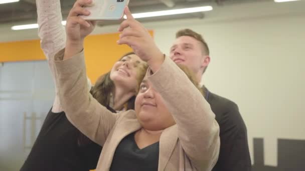 Colegas Negocios Hacen Selfie Oficina Con Teléfono Móvil Video — Vídeo de stock