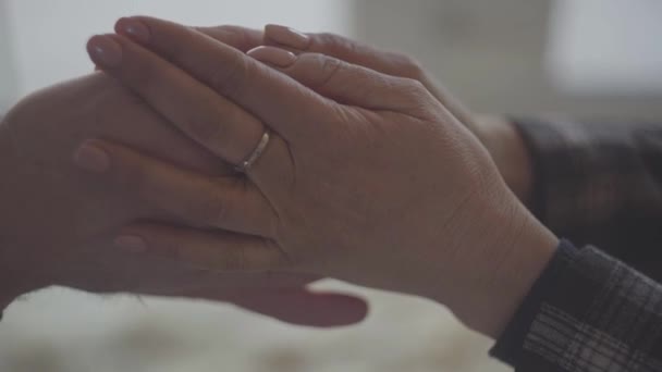 Close Hands Mature Couple — ストック動画