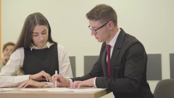 Vidéo Jeune Secrétaire Assise Avec Son Patron Bureau Homme Corrigeant — Video