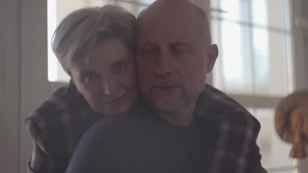 Portrét Dospělý Pár Objímající Zatímco Sedí Podlaze Doma Plešatý Muž — Stock video