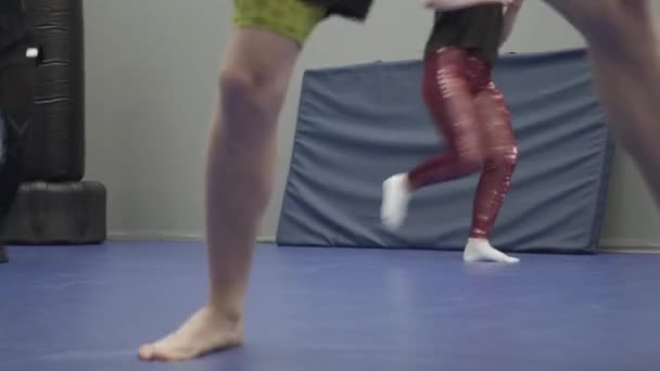 Gros Plan Des Pieds Homme Femme Qui Entraînent Gymnase Réchauffe — Video