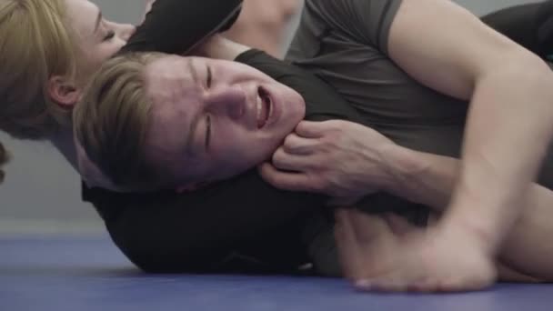 Hombre Mujer Atléticos Luchando Tendidos Suelo Cerca Combatientes Machos Hembras — Vídeos de Stock