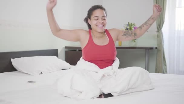 Βίντεο Χαμογελαστή Αφρο Αμερικανίδα Ξυπνάει Τεντώνει Σώμα Της Σηκώνει Χέρια — Αρχείο Βίντεο