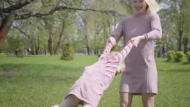 Retrato Joven Madre Girando Hija Manos Naturaleza Día Primavera Mujer — Vídeos de Stock