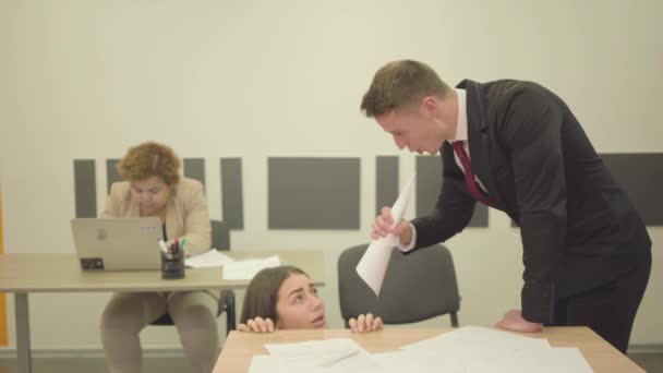 オフィスで女性に声をかける男ビデオ — ストック動画
