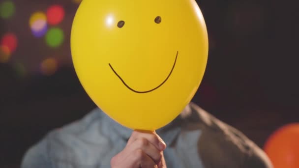 Portrait Jeune Homme Confiant Chapeau Anniversaire Enlevant Ballon Rose Avec — Video