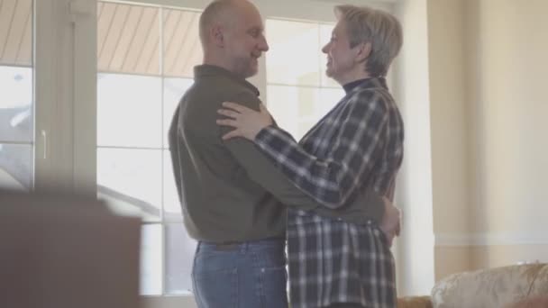 Volwassen Stel Liefde Dansen Slow Dance Binnen Familierelaties — Stockvideo