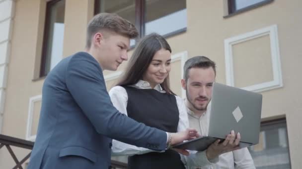 Jovens Homens Desgaste Formal Discutindo Projeto Laptop Terraço Relações Comerciais — Vídeo de Stock