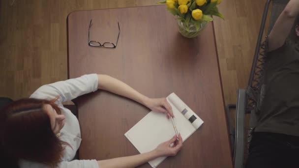 Jeune Homme Détendu Allongé Sur Lit Dans Bureau Psychologue Lui — Video