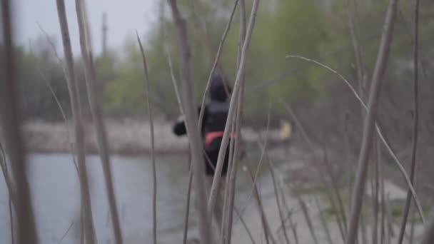 Självsäker Ung Fiskare Khaki Byxor Tidigt Morgonen Spinning Fiske Floden — Stockvideo