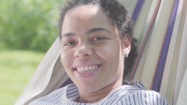 Gros Plan Sur Visage Jeune Femme Afro Américaine Heureuse Couchée — Video