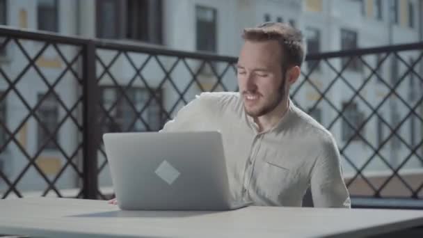 Skäggig Ung Man Sitter Vid Bordet Terrassen Framför Den Bärbara — Stockvideo