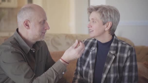 Een Volwassen Man Behandelt Zijn Volwassen Vrouw Met Een Chocoladereep — Stockvideo