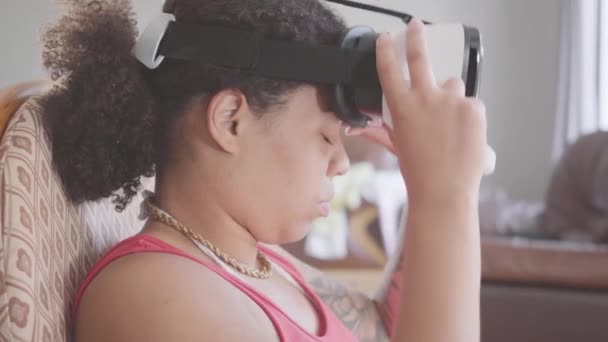 Vidéo Femme Afro Américaine Portant Dans Casque Réalité Virtuelle Utilisant — Video