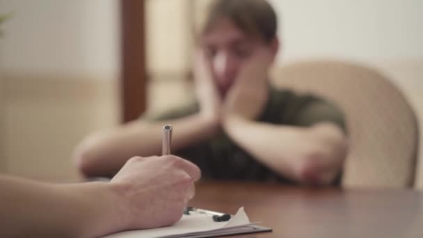 Psicólogo Não Reconhecido Tendo Sessão Com Sua Paciente Saúde Mental — Vídeo de Stock