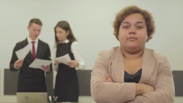 Porträt Einer Dicken Frau Formaler Kleidung Die Büro Vordergrund Die — Stockvideo