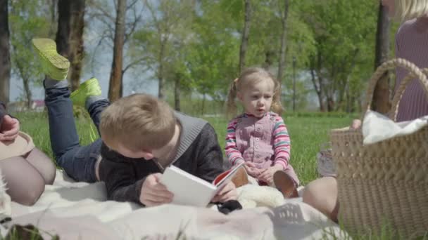 Adolescente Rubio Niño Acostado Manta Parque Leyendo Libro Linda Niña — Vídeos de Stock