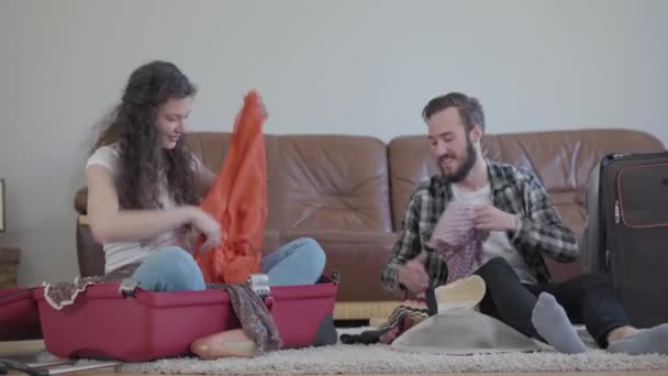 Feliz Hombre Mujer Suelo Casa Delante Del Sofá Cuero Embalaje — Vídeo de stock