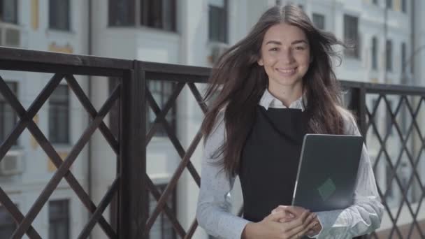 Portret Pięknej Młodej Kobiety Tarasie Patrzącej Kamerę Trzymającej Laptopa Rękach — Wideo stockowe