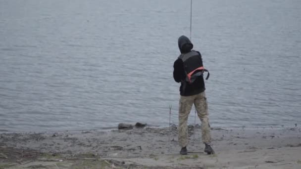 Jovem Pescador Confiante Calças Cáqui Início Manhã Nublado Captura Peixe — Vídeo de Stock