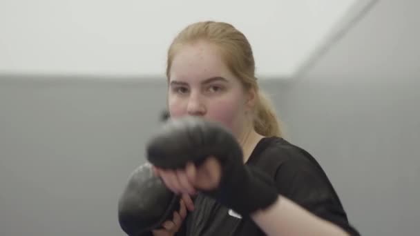 Junges Blondes Mädchen Mit Boxhandschuhen Vor Der Kamera Kampfkunst Ausbildung — Stockvideo