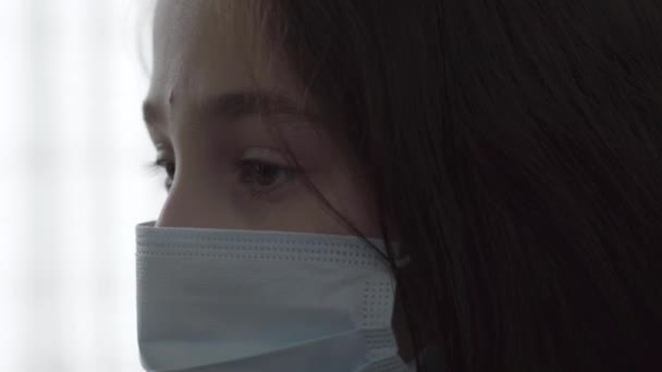 Triste Ragazza Malata Con Maschera Sterile Sul Viso Video — Video Stock